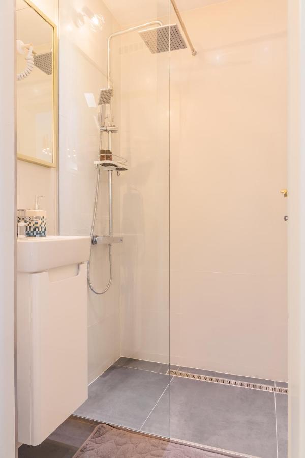 New Studio Carturesti - City Center Bukares Bagian luar foto