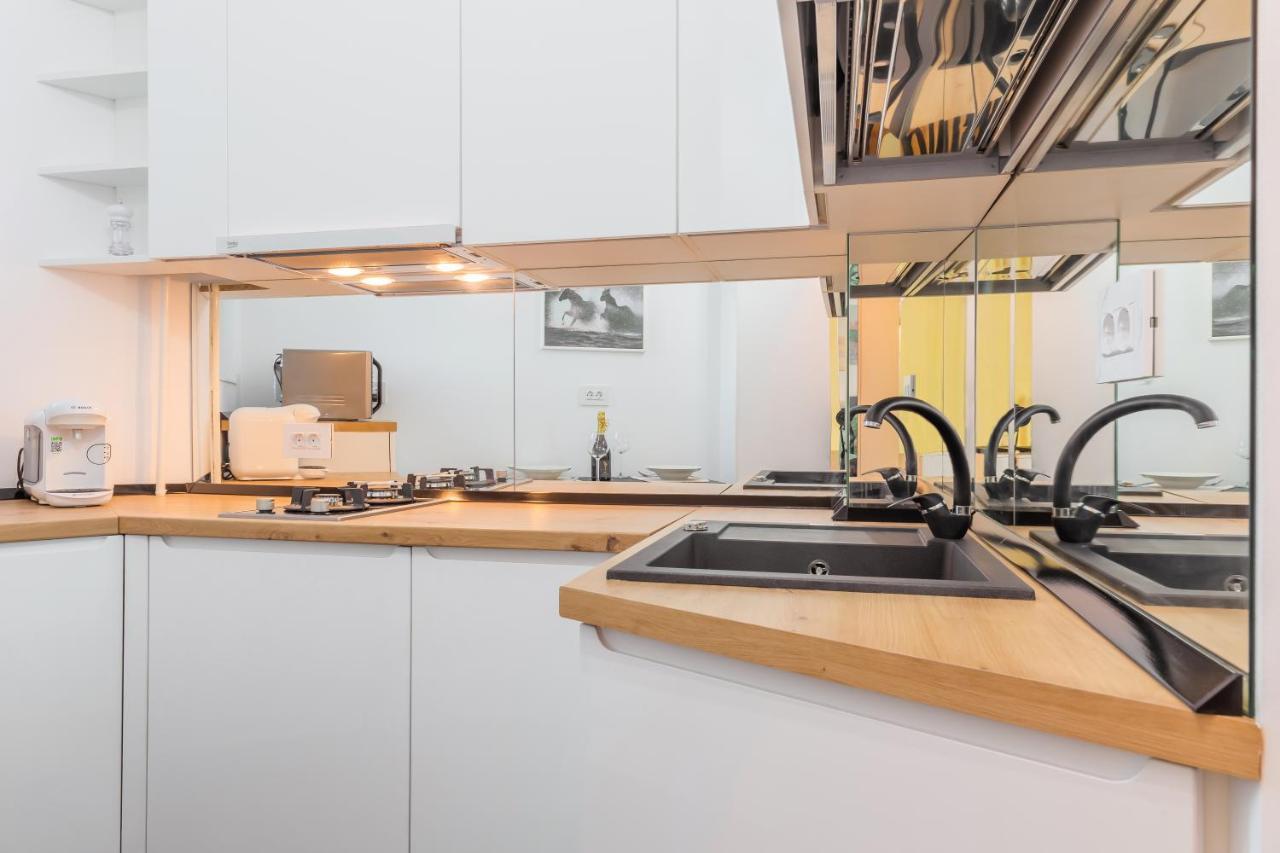 New Studio Carturesti - City Center Bukares Bagian luar foto