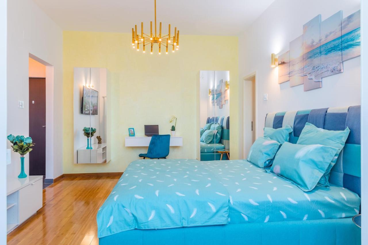 New Studio Carturesti - City Center Bukares Bagian luar foto