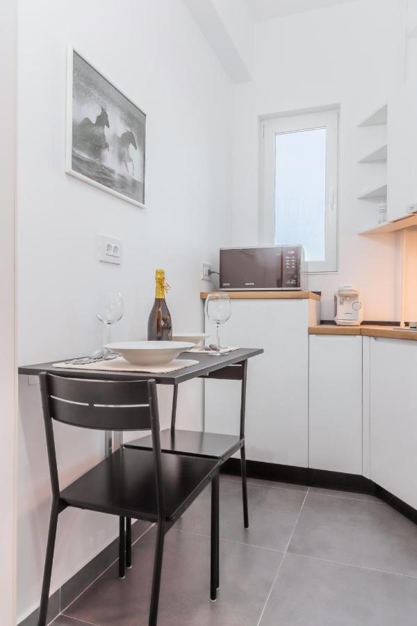 New Studio Carturesti - City Center Bukares Bagian luar foto